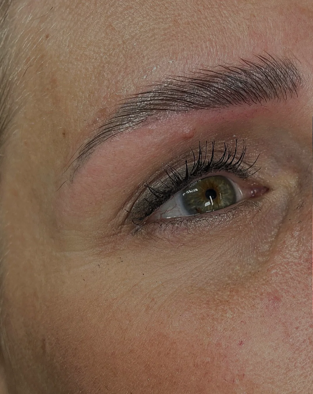 Geliftete und gestylte Augenbrauen mit Lashlift, Arbeit von Beauty Esthetics