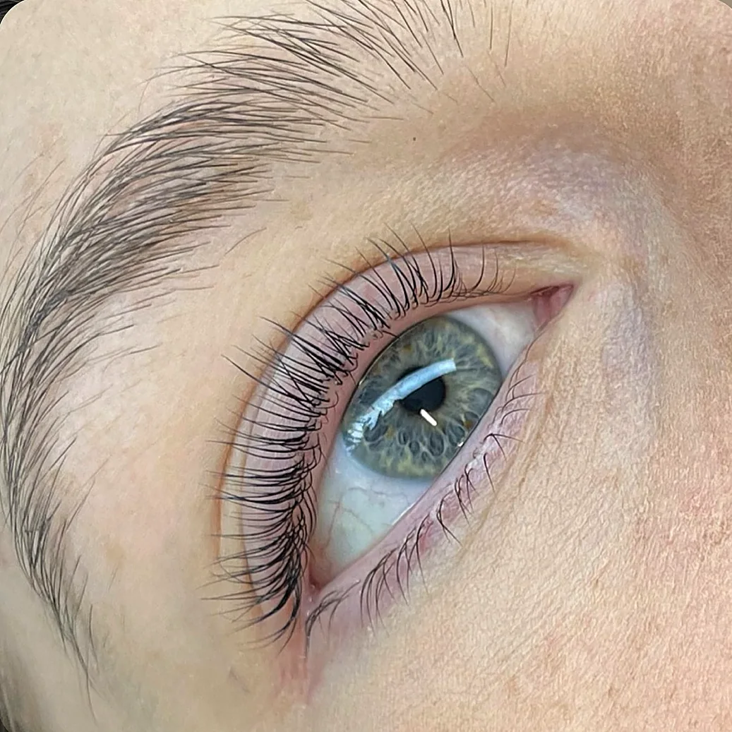 Gelifte Wimpern an einem blauen Auge