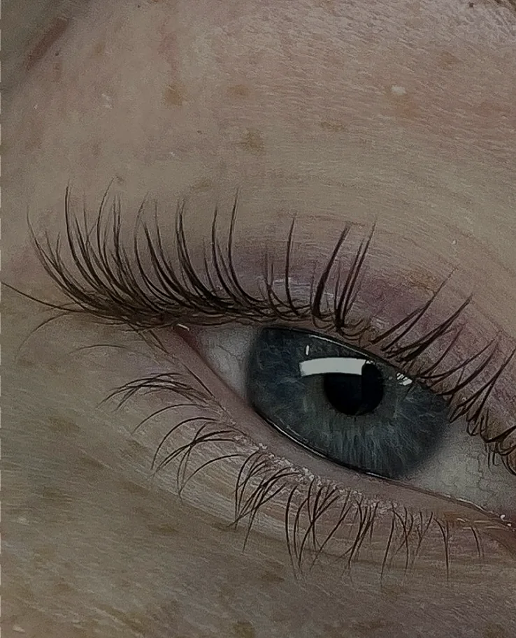 Lashlift an hellen Naturwimpern