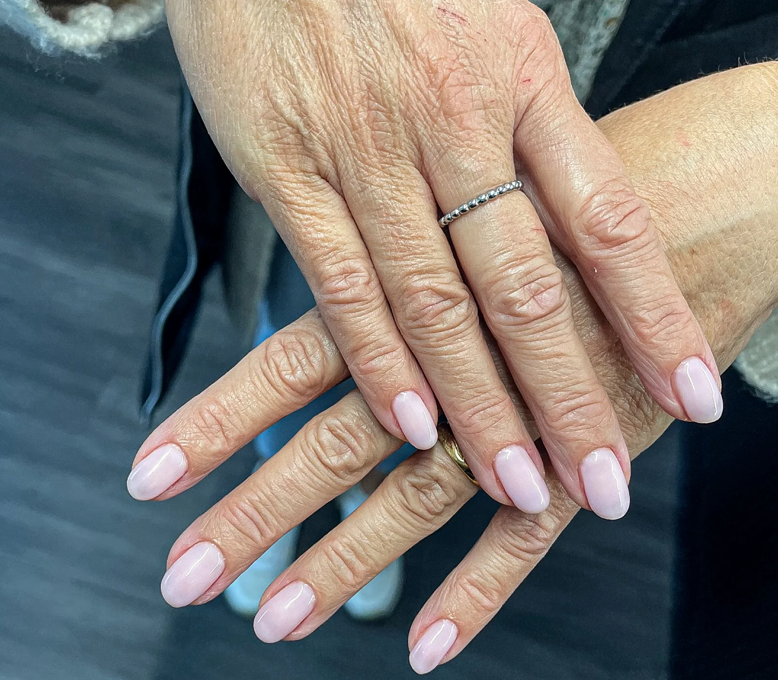 Manicure mit hellem Lack an zwei Händen
