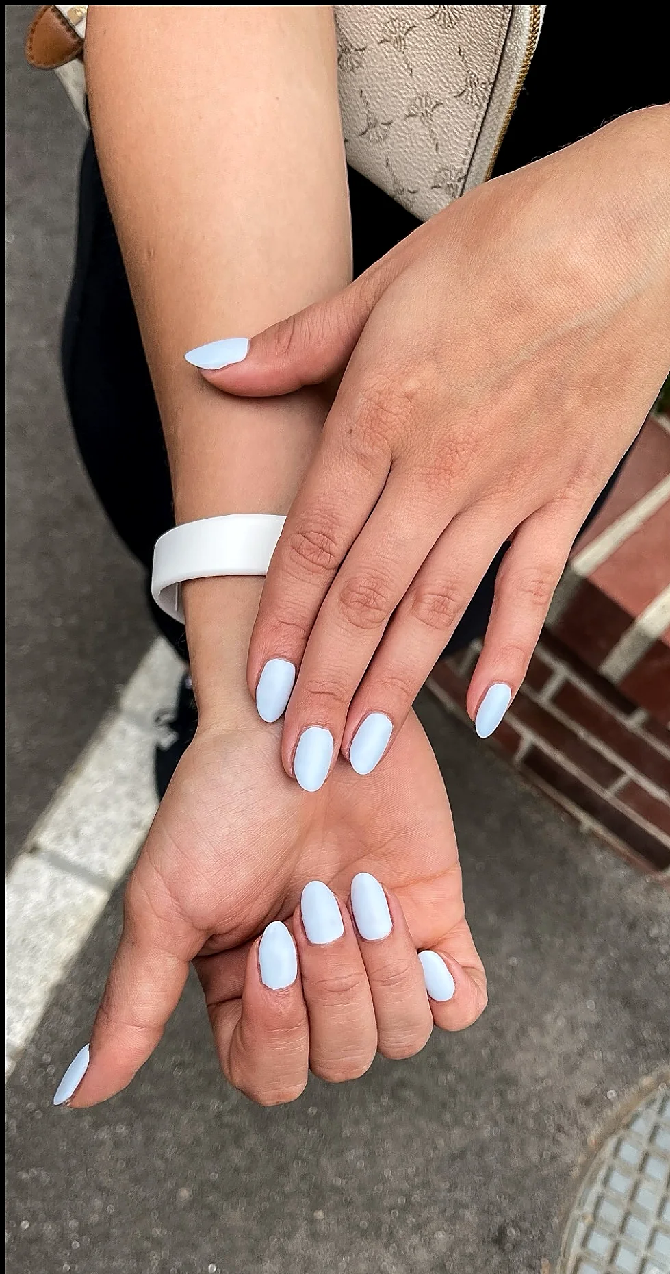 Shellac Manicure in hellem Blau